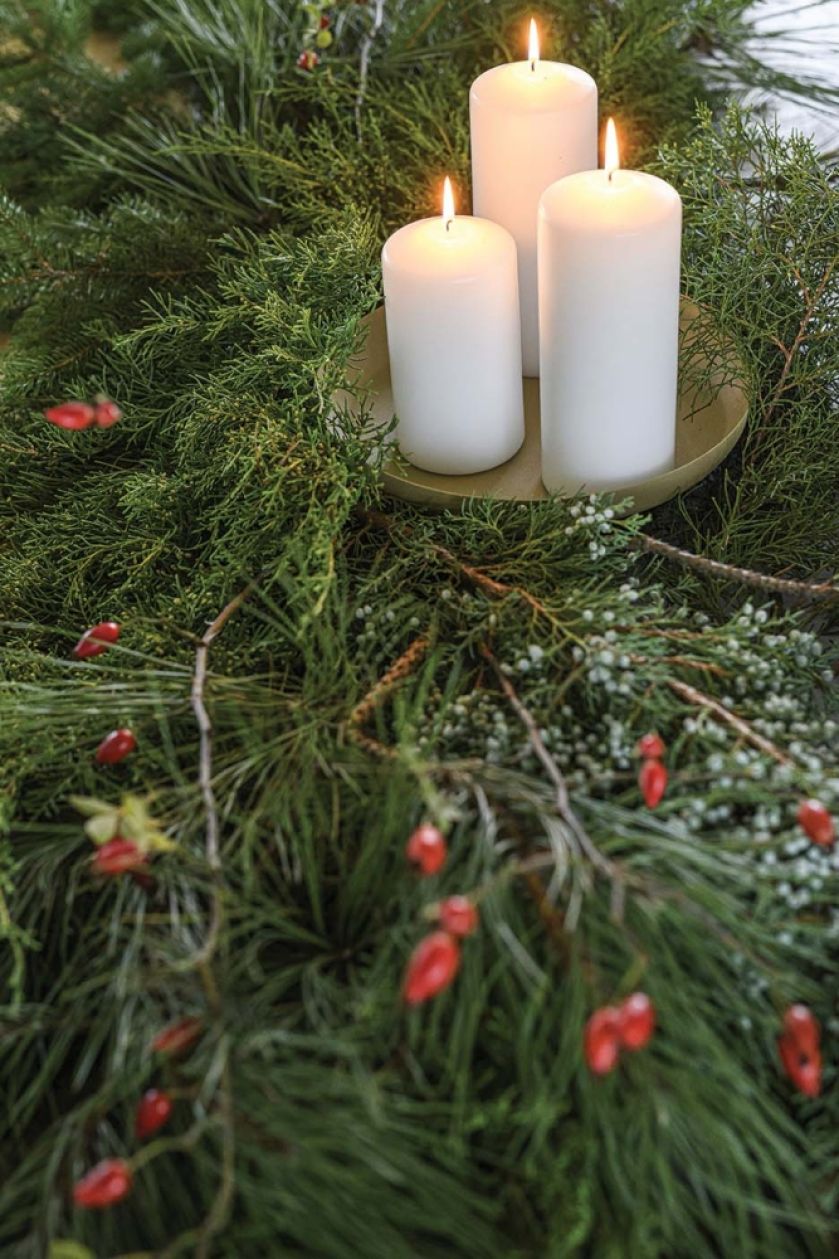 dekoracje bożonarodzeniowe na stole w jadalni