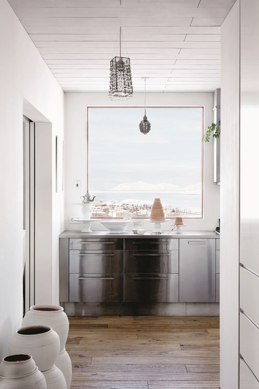 Zamiast obrazu prawdziwa martwa natura z naprędce odstawionych ceramicznych naczyń i malowanego lukrem ciasta.