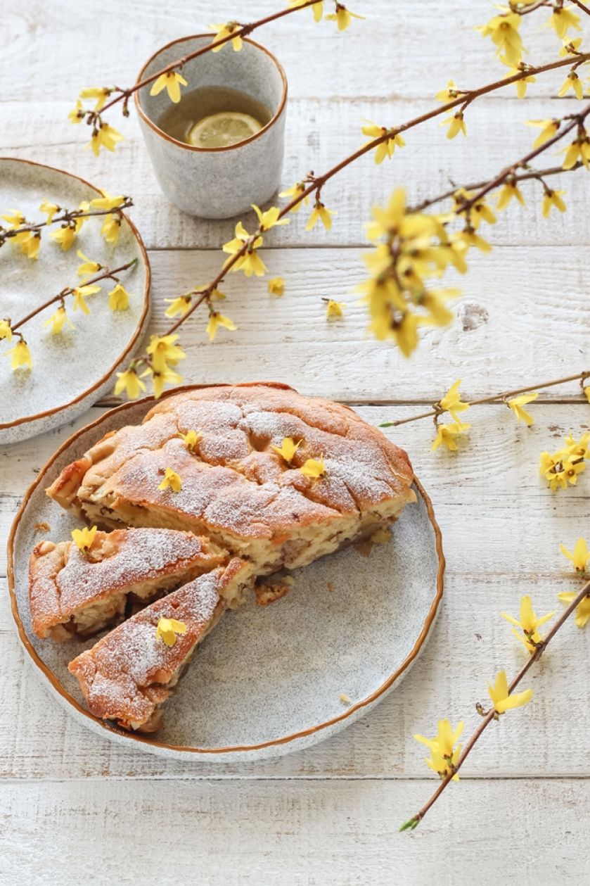 stół wielkanocny dekoracja z forsycją