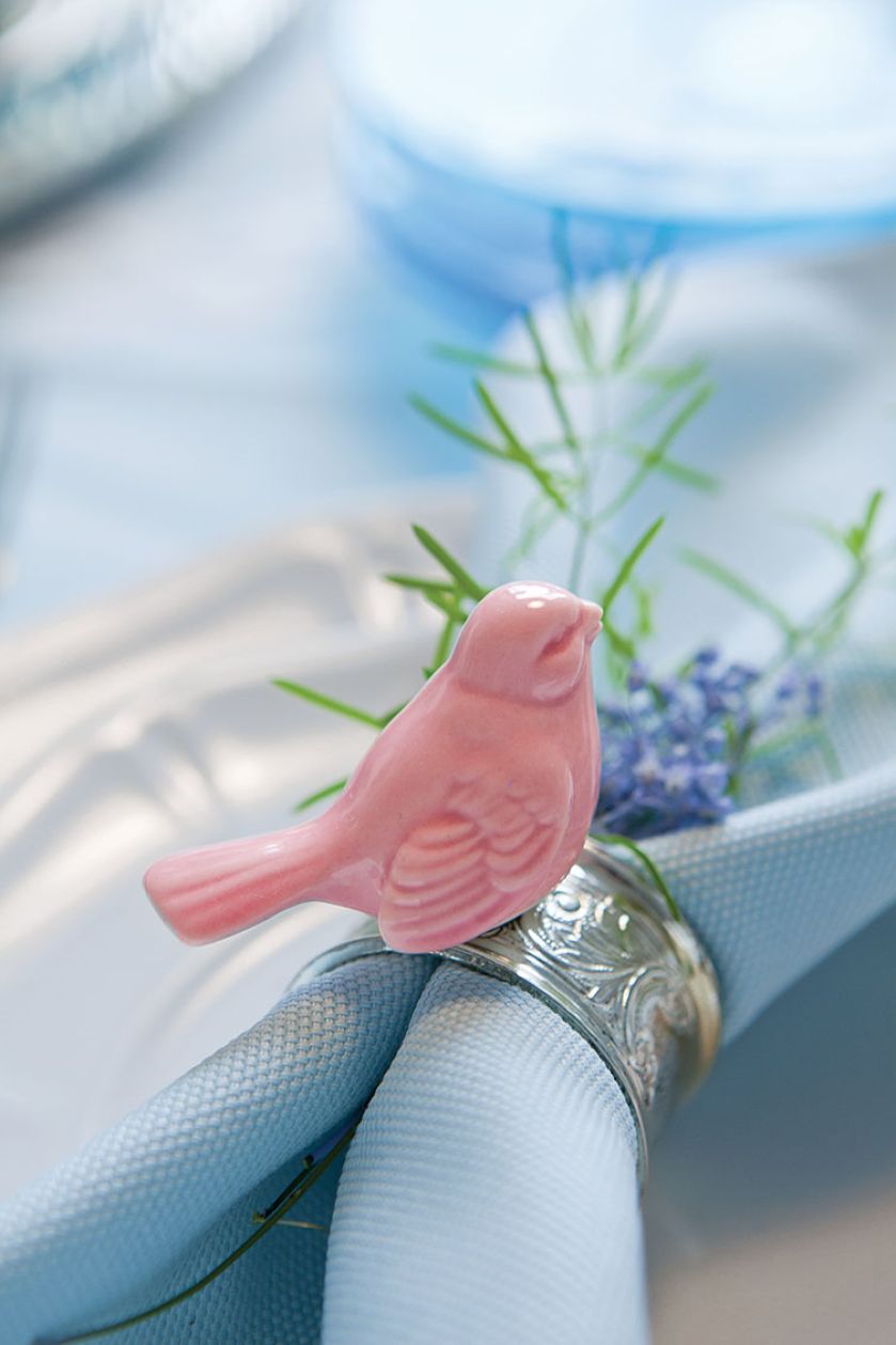 Zestawiłam ją z eleganckimi sztućcami, kryształowymi kieliszkami i szklanymi talerzykami nawiązującymi do lat 60 .