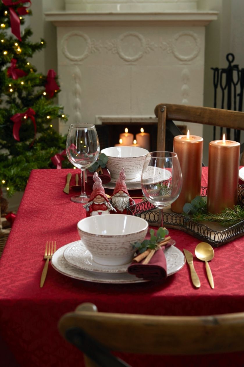 stół wigilijny czerwono białe dekoracje