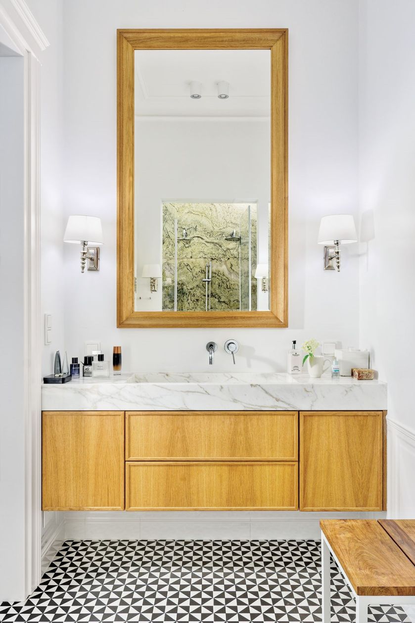 biała łazienka z drewnem