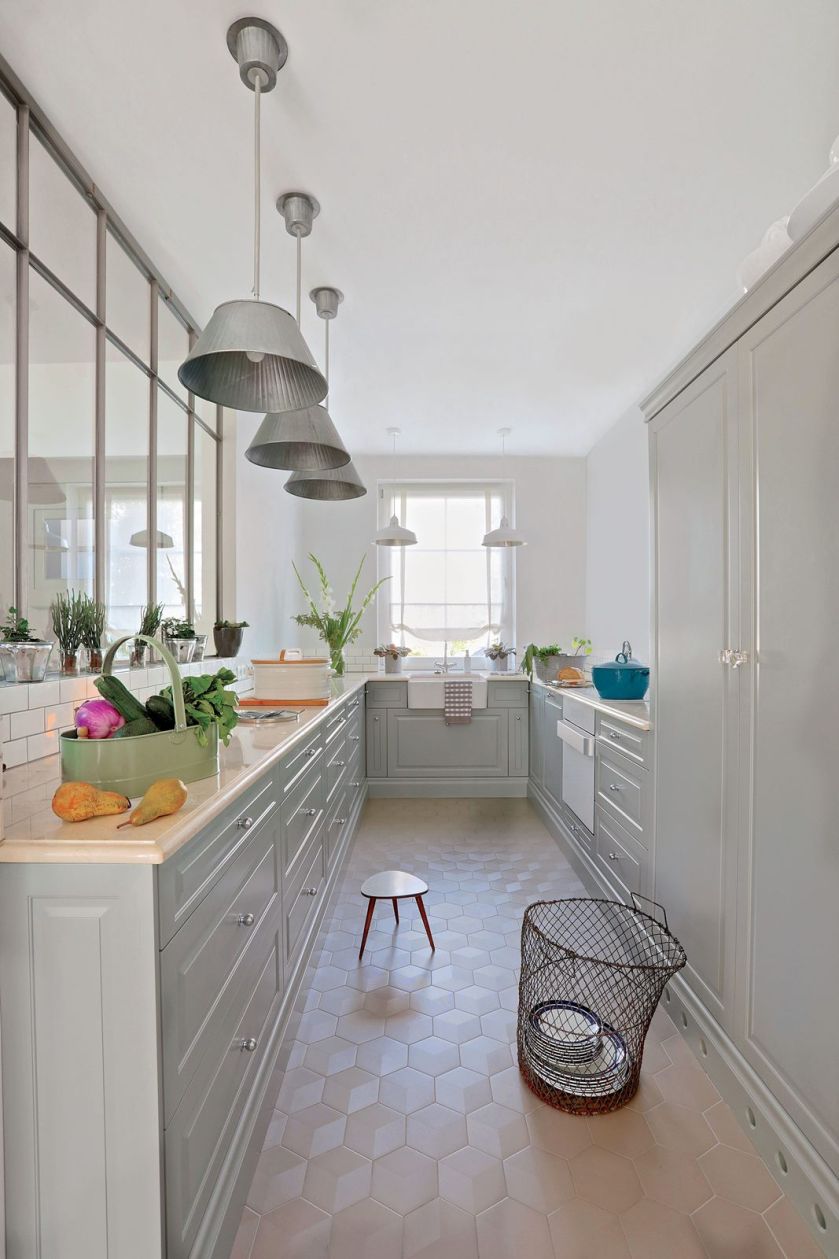 Szafki mają wystający cokół jak w dawnych zabudowach kuchennych i gałki robione na zamówienie. Pięciokątne