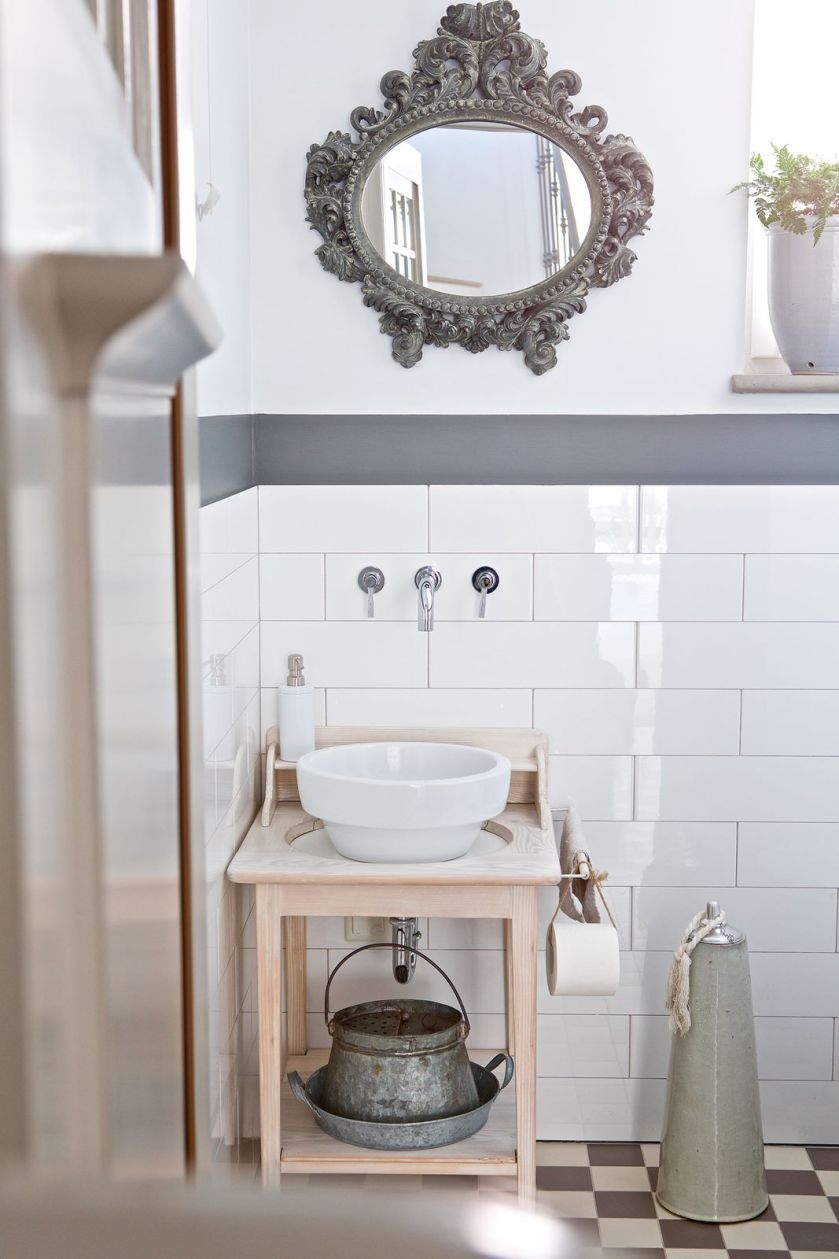 Umywalka marki Catalano ustawiona na starym łazienkowym stoliku, który został wyczyszczony. Lustro kupione w galerii