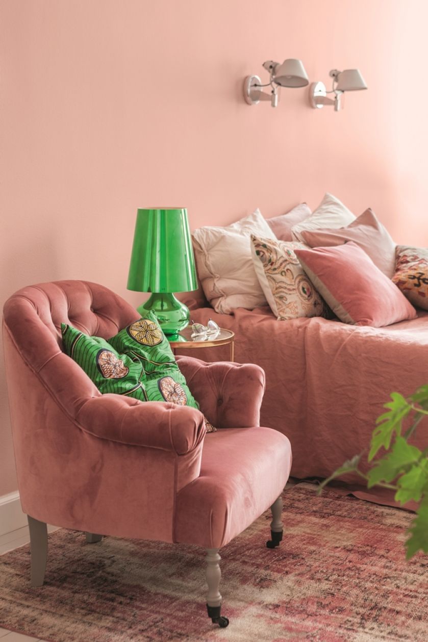 Kolor ścian w sypialni: róż w odcieniu H320 Magnolia z palety Tikkurila Optiva Matt