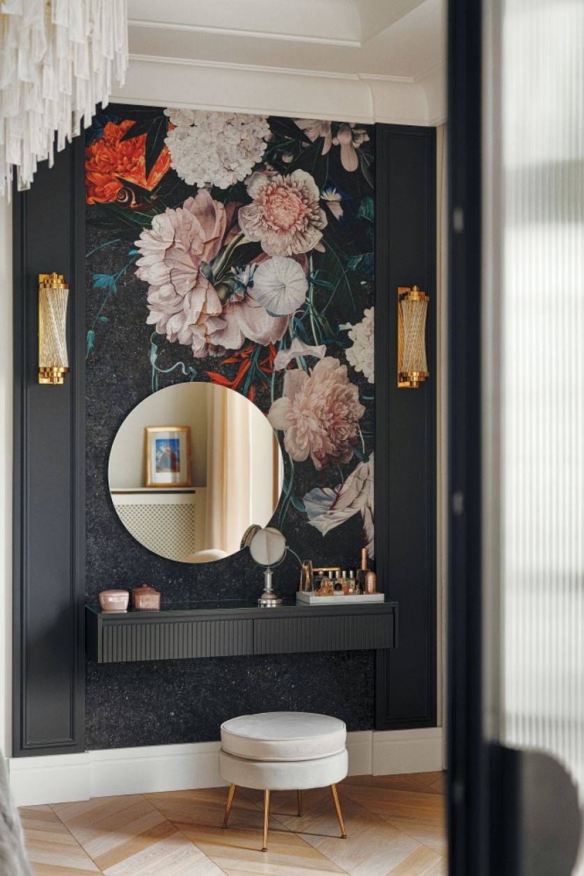 toaletka w sypialni z tapetą na ścianie