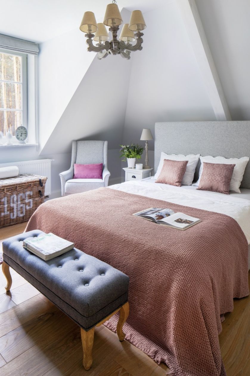 sypialnia na poddaszu styl prowansalski