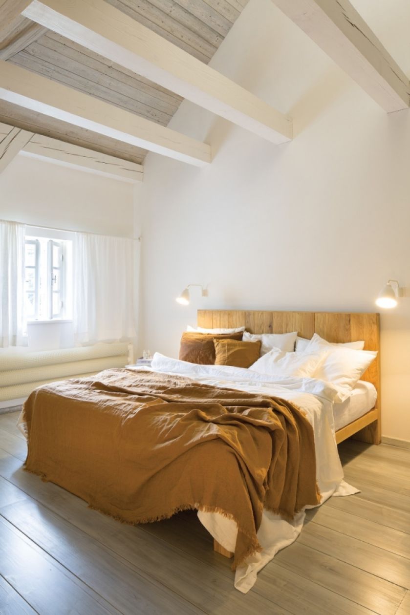 sypialnia na poddaszu z belkami zdjęcia
