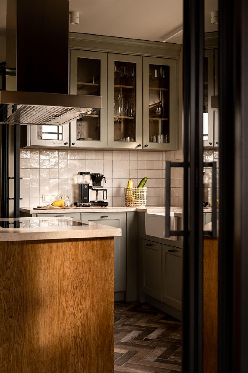 szara kuchnia z drewnem