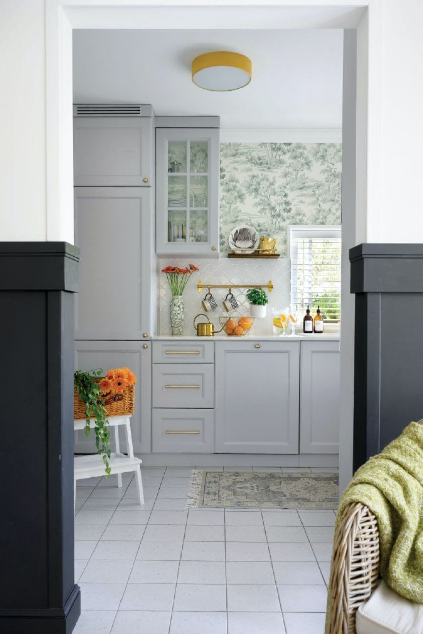 szara kuchnia z białym blatem