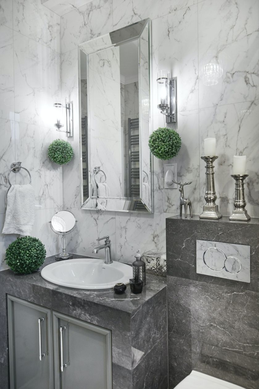 szara łazienka ze srebrnymi dodatkami