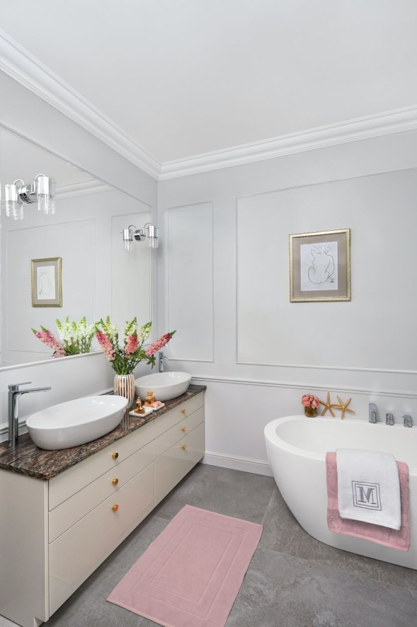 szara łazienka z różowymi dodatkami