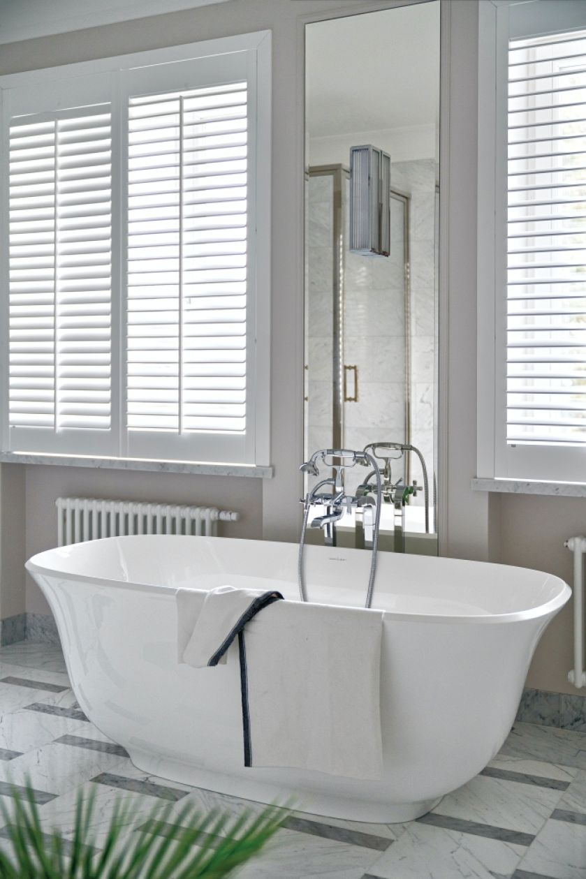 szara łazienka z wanną