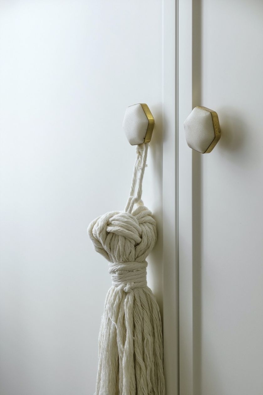 sypialnia w beżach dodatki dekoracje