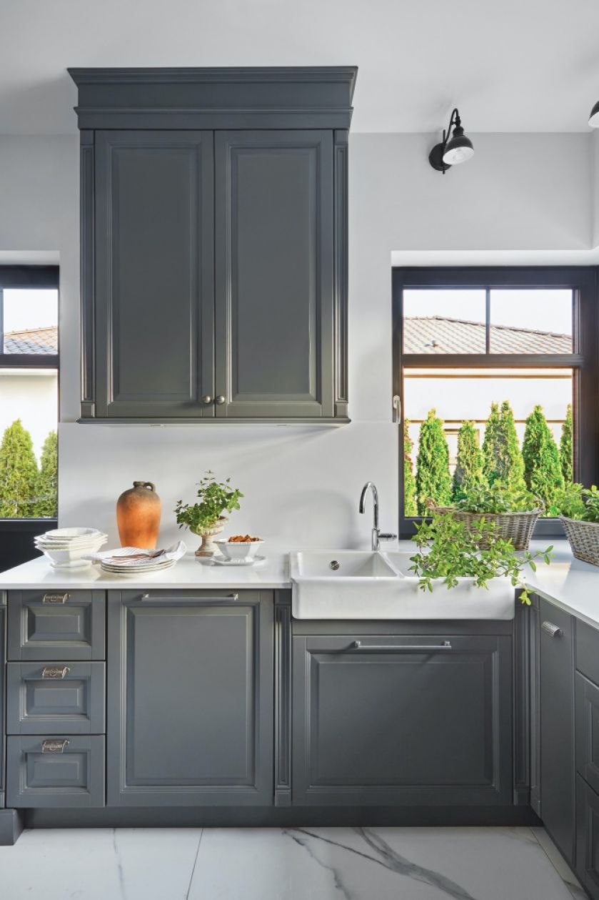 szare meble kuchenne z białym blatem