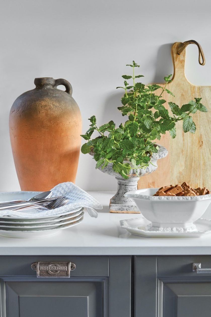 szare szafki kuchenne z białym blatem