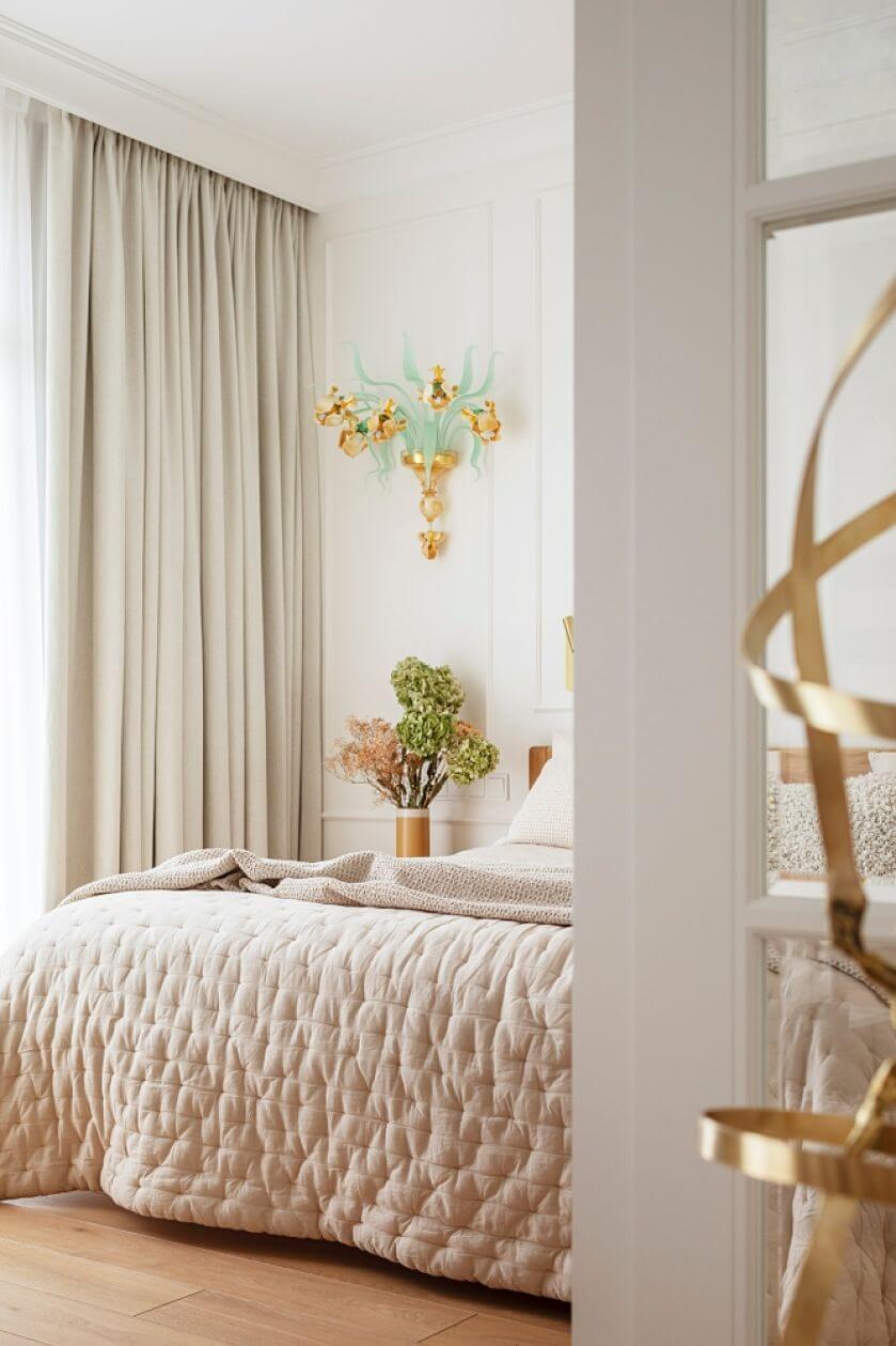 kinkiety ze szkła murano w sypialni