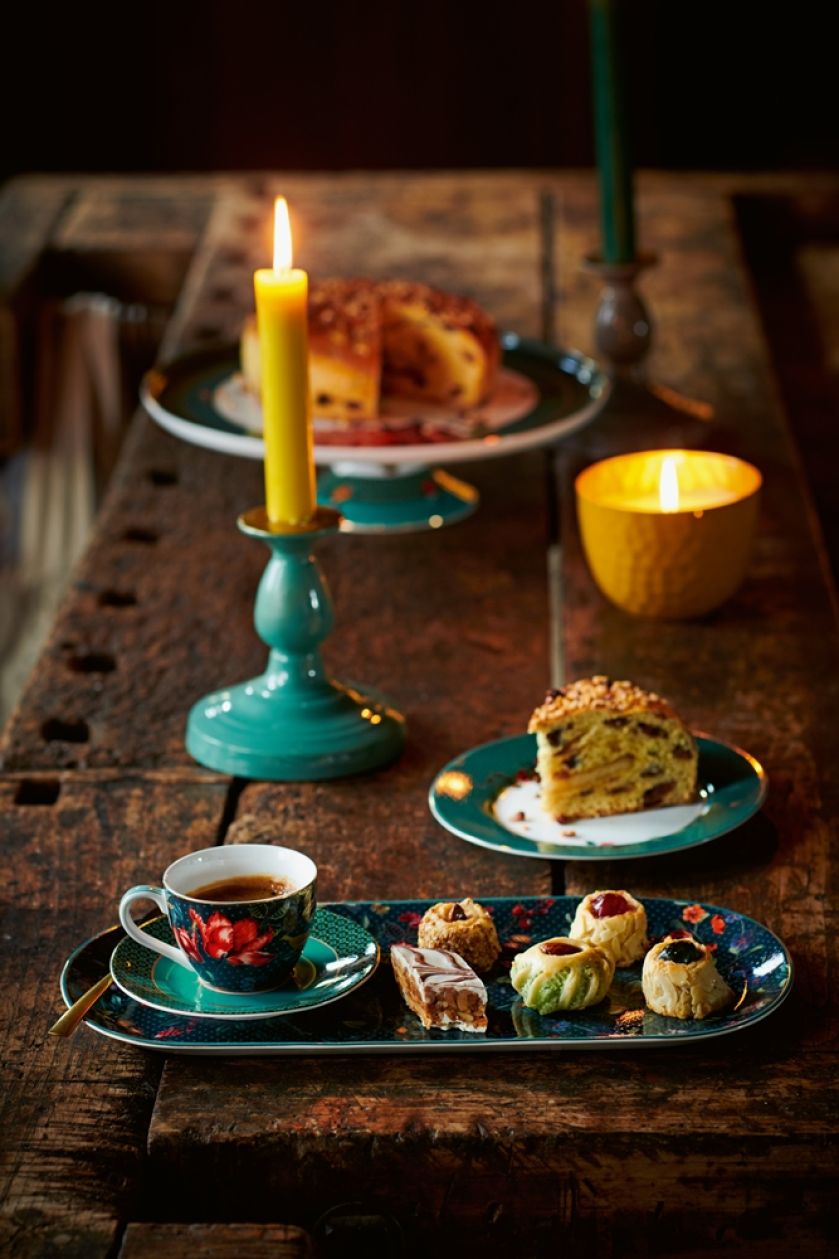 filiżanki do kawy z talerzykami deserowymi