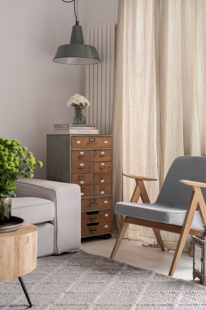 stare i nowe meble w salonie