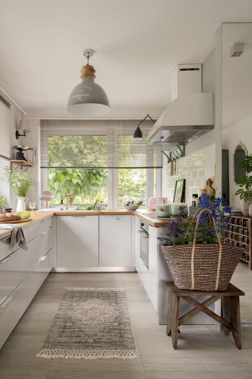 biała kuchnia z drewnianym blatem