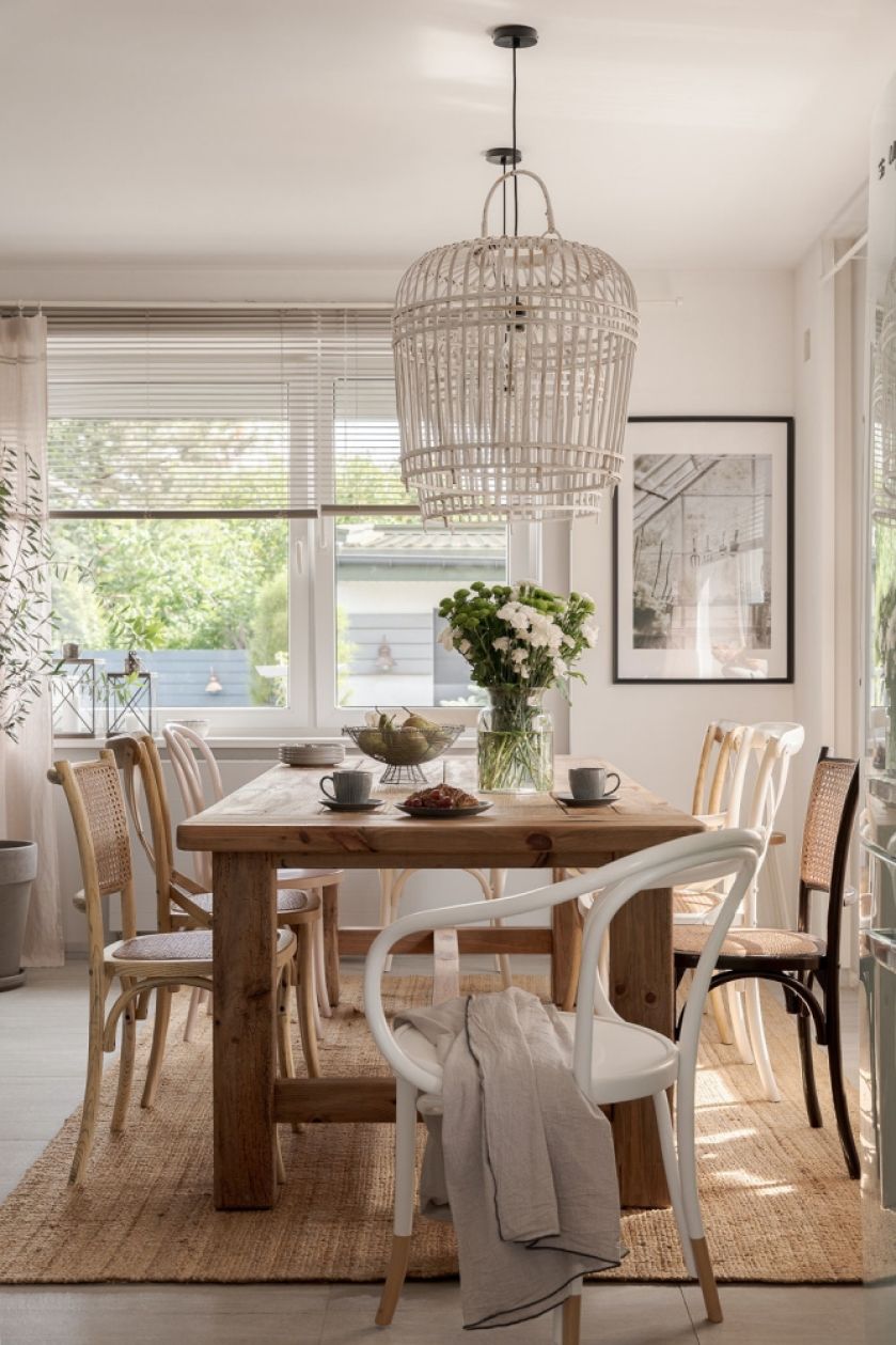 drewniany stół z krzesłami w jadalni