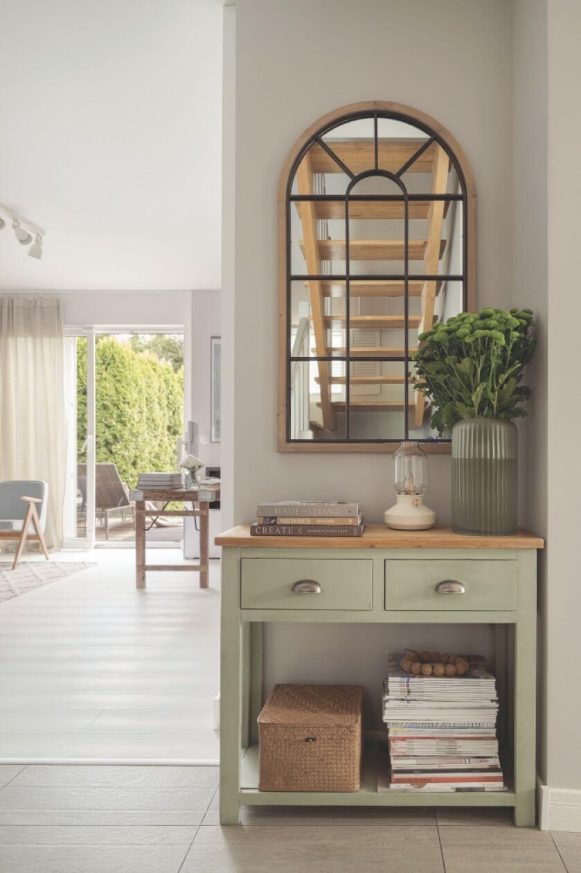 konsola z lustrem w holu przedpokoju