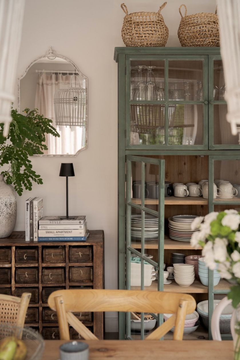 aranżacje wnętrz ze starymi i nowymi meblami