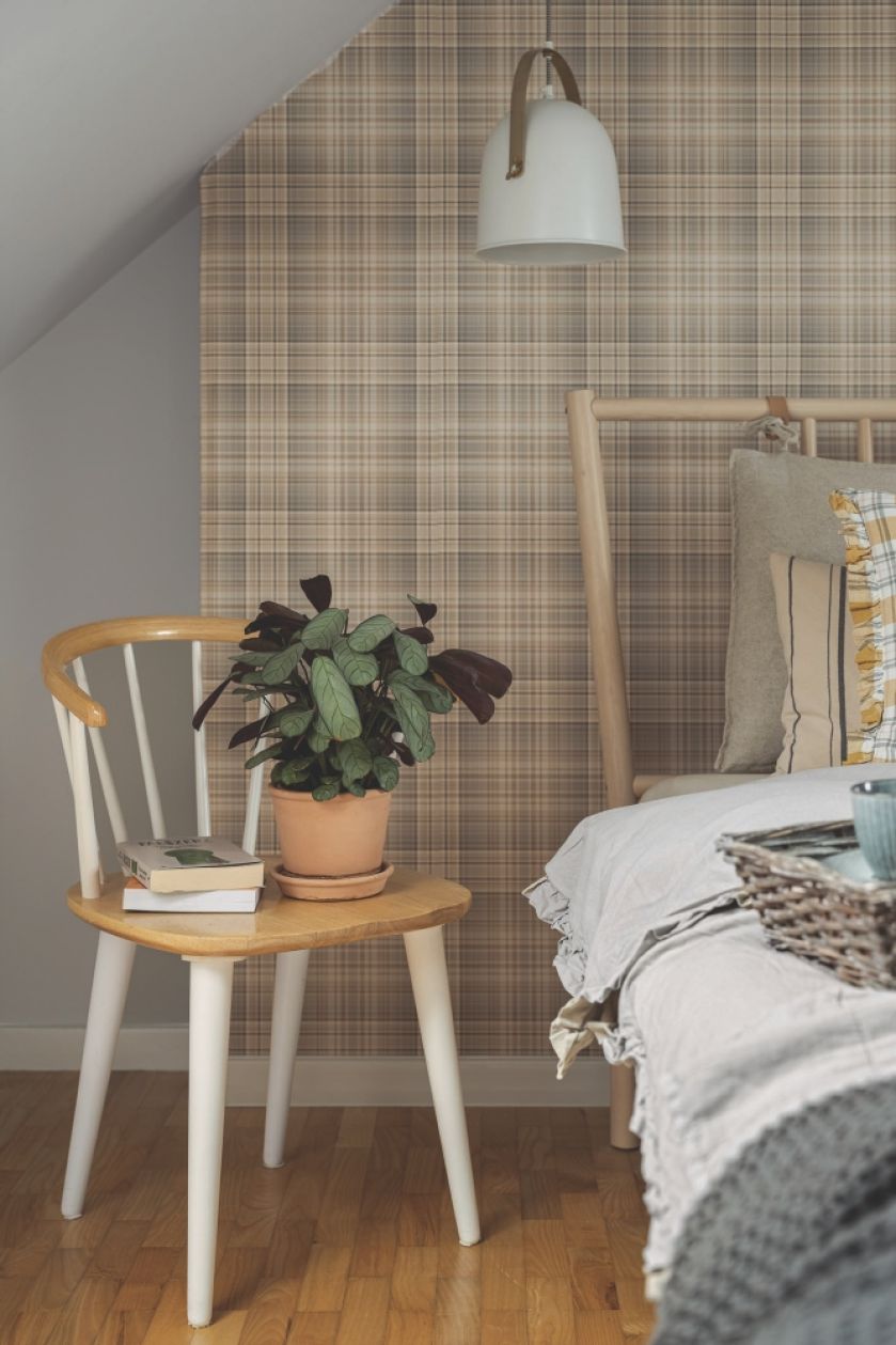 tapeta w kratę w sypialni