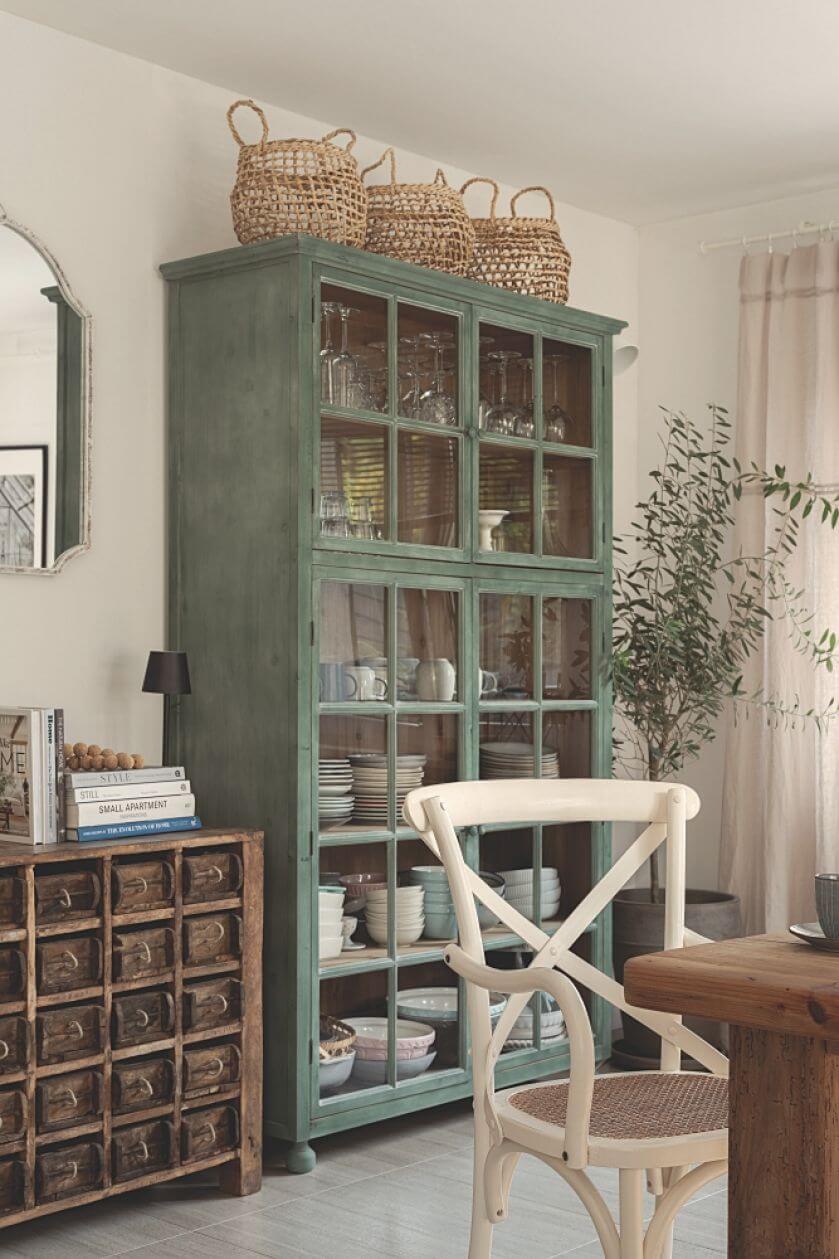 aranżacje wnętrz ze starymi i nowymi meblami