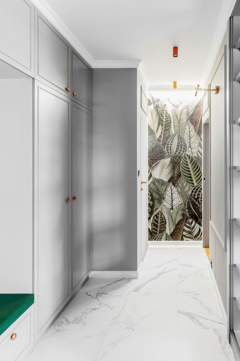 wąski biały przedpokój