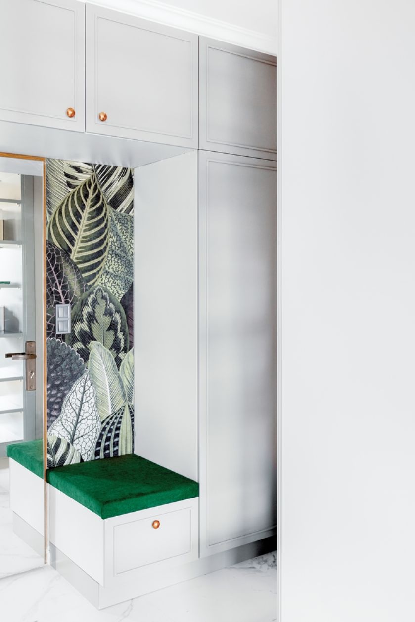 biały przedpokój z zielonymi dodatkami