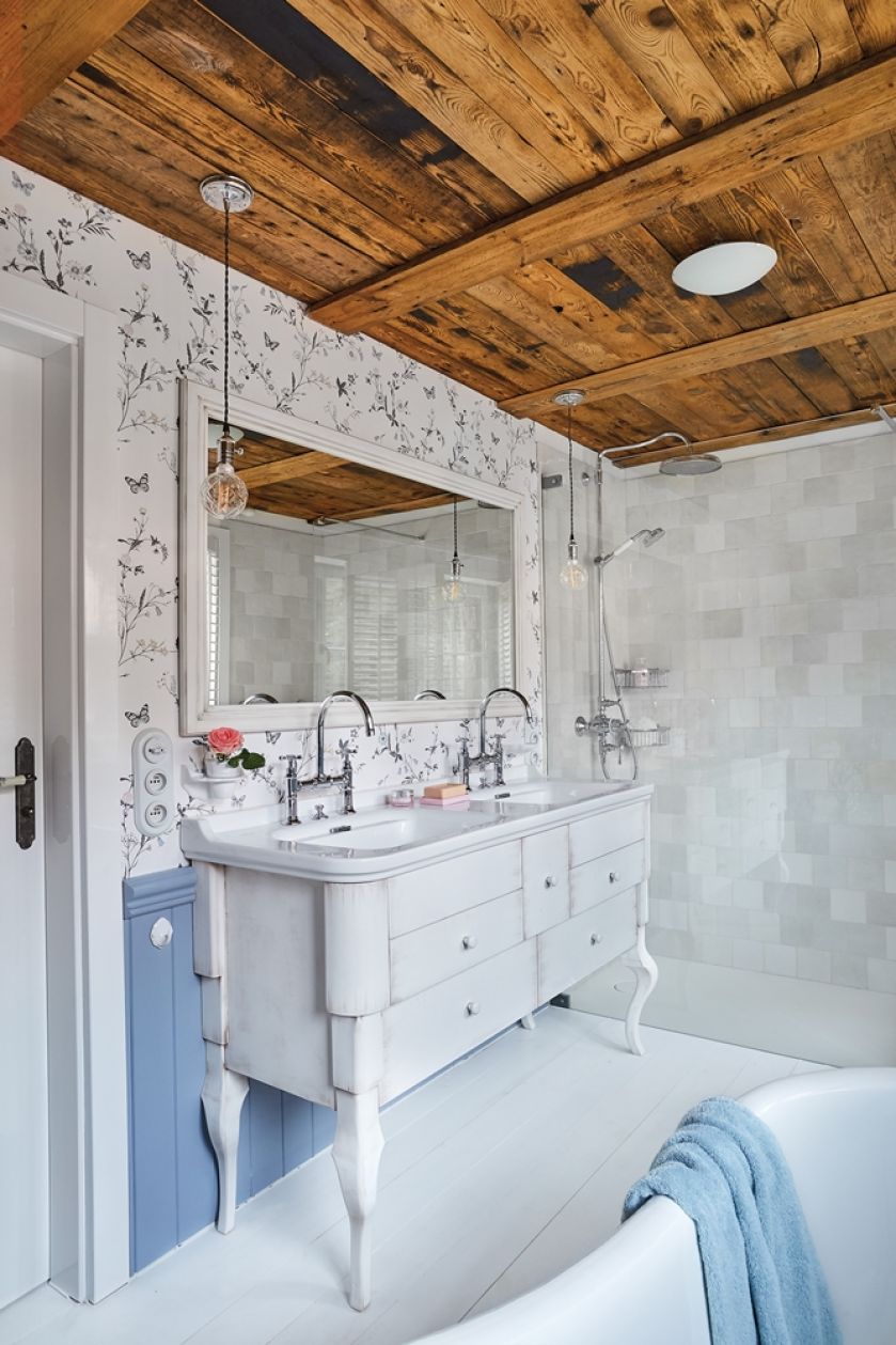 tapeta na ścianie w łazience