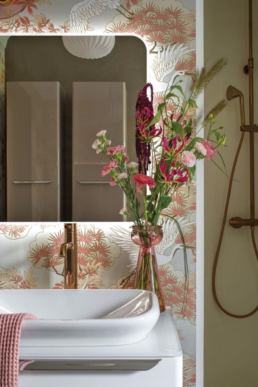 kobieca łazienka z tapetą