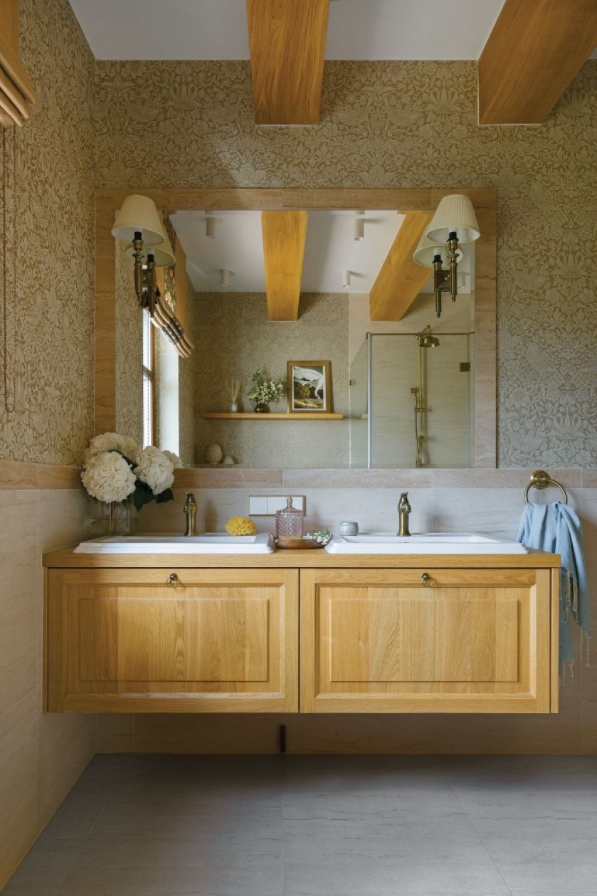 tapeta ścienna w stylu angielskim w łazience