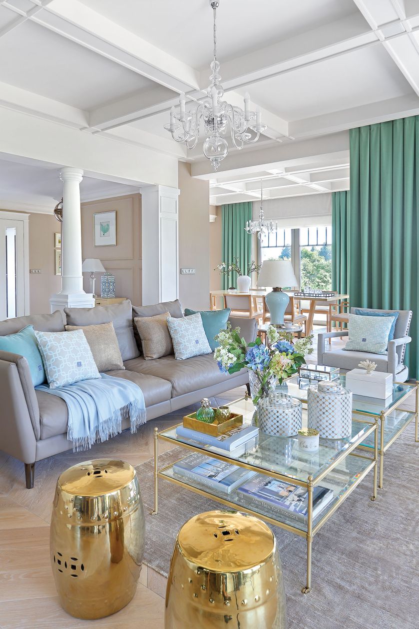 W oknach zasłony uszyte z jednolitego materiału w odcieniu miętowej zieleni.