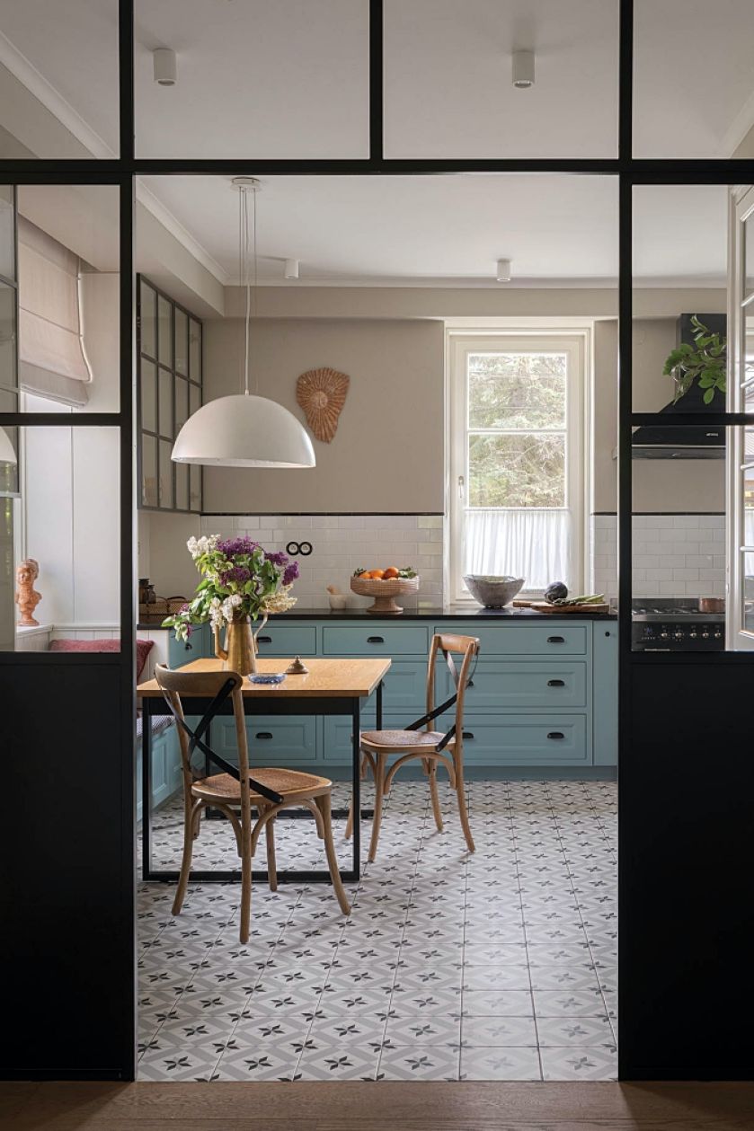 niebieska kuchnia w domu