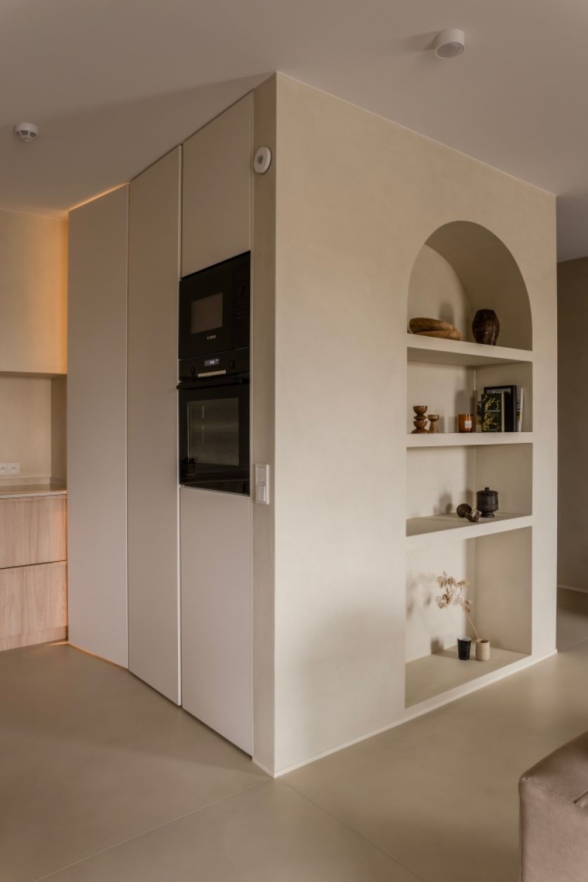 wnęka w kształcie łuku z półkami na książki i dekoracyjne przedmioty