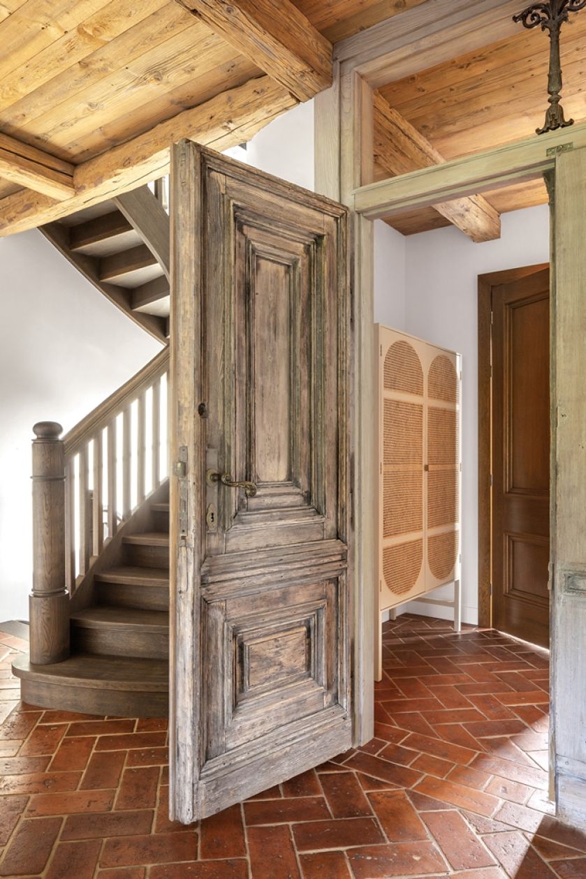 wiejski dom z dekoracjami z odzysku