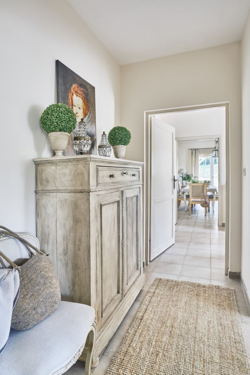 Antyczną bieliźniarkę właścicielka sama pomalowała farbą kredową, podobnie jak donice (oryginalnie szare) ze