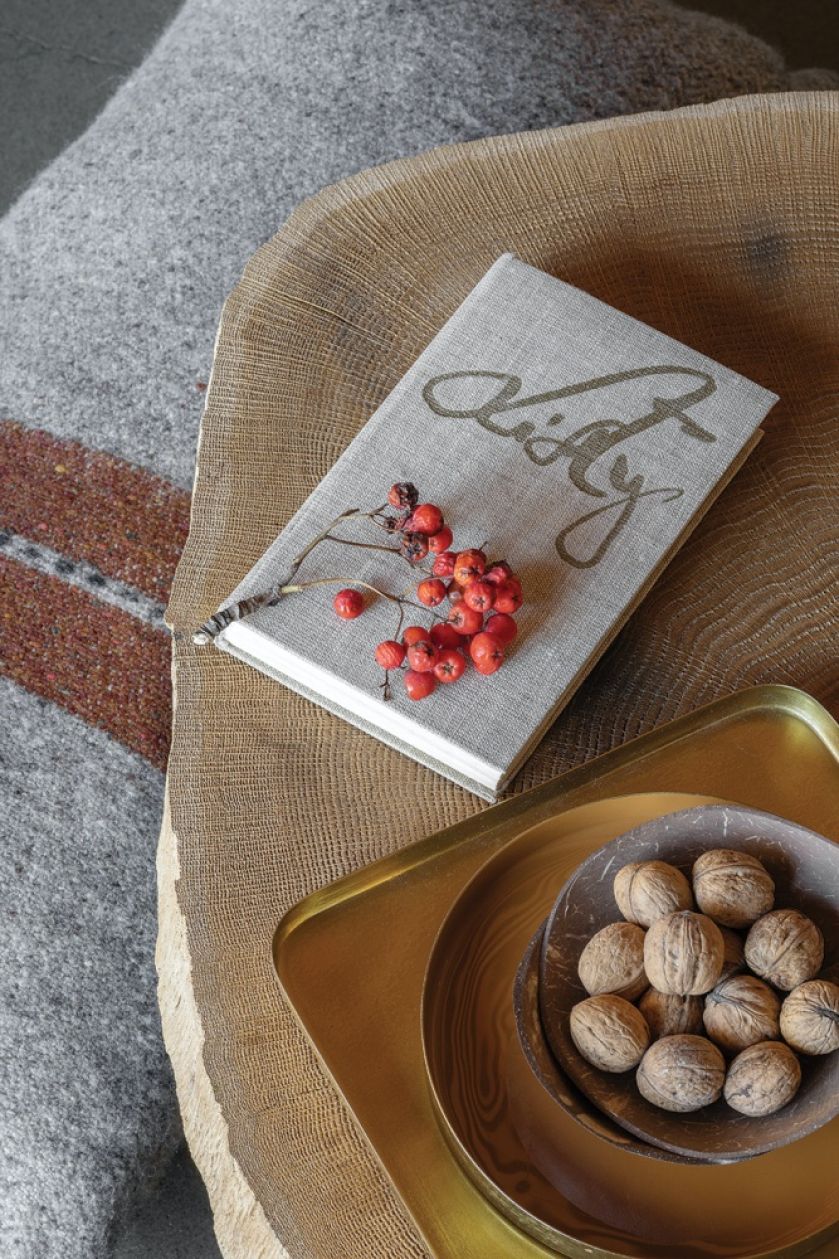 wnętrza szarość z drewnem