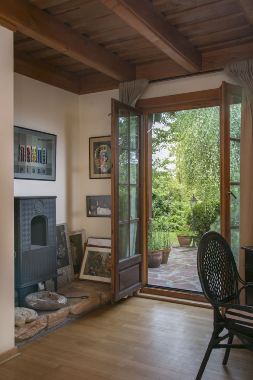 Wyjście na taras. Drewniany dworek po latach