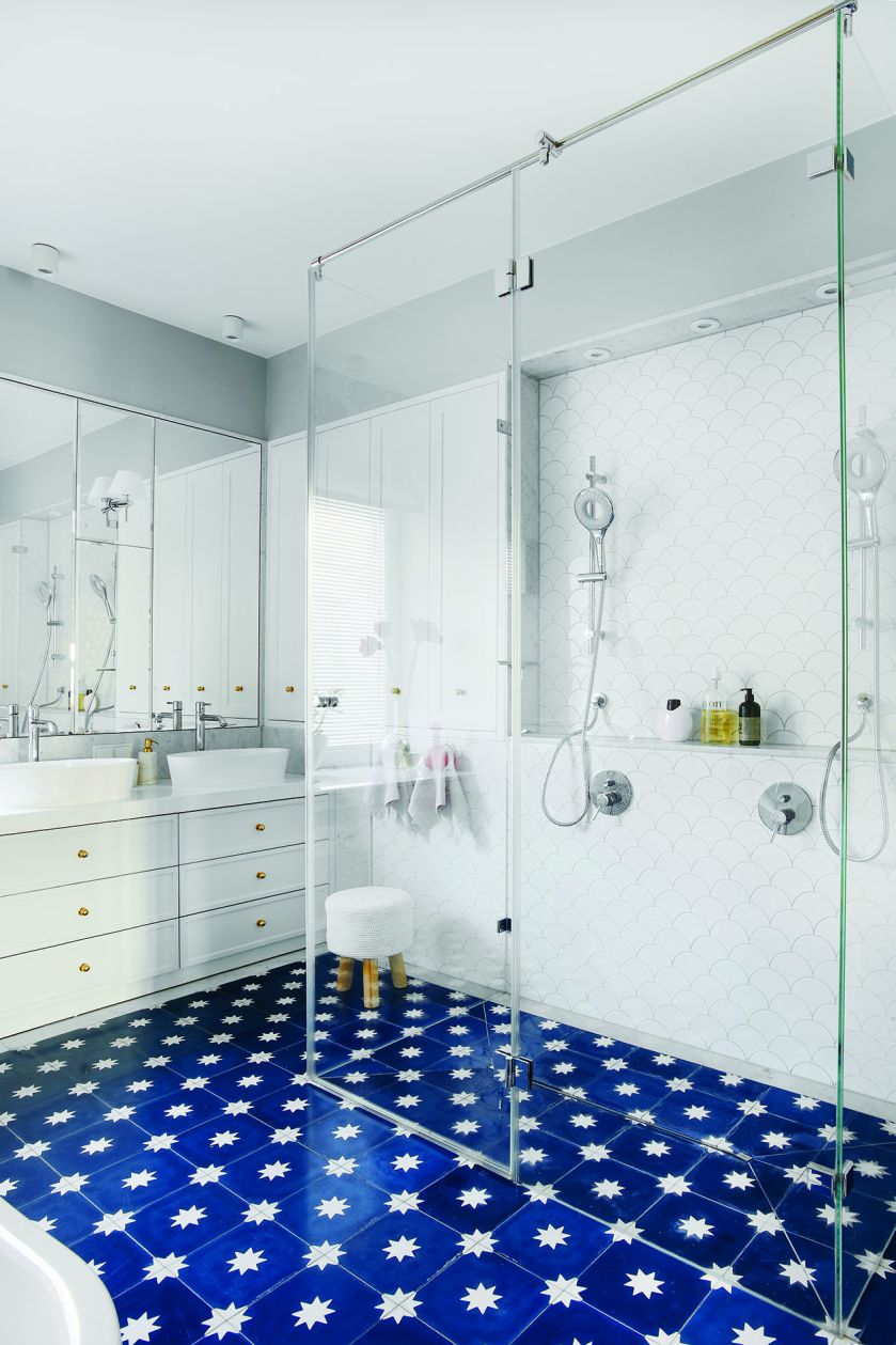 niebieskie płytki w białej łazience