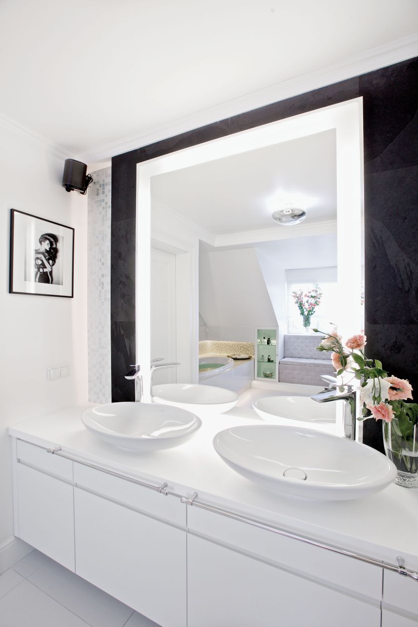 Biała łazienka w stylu glamour