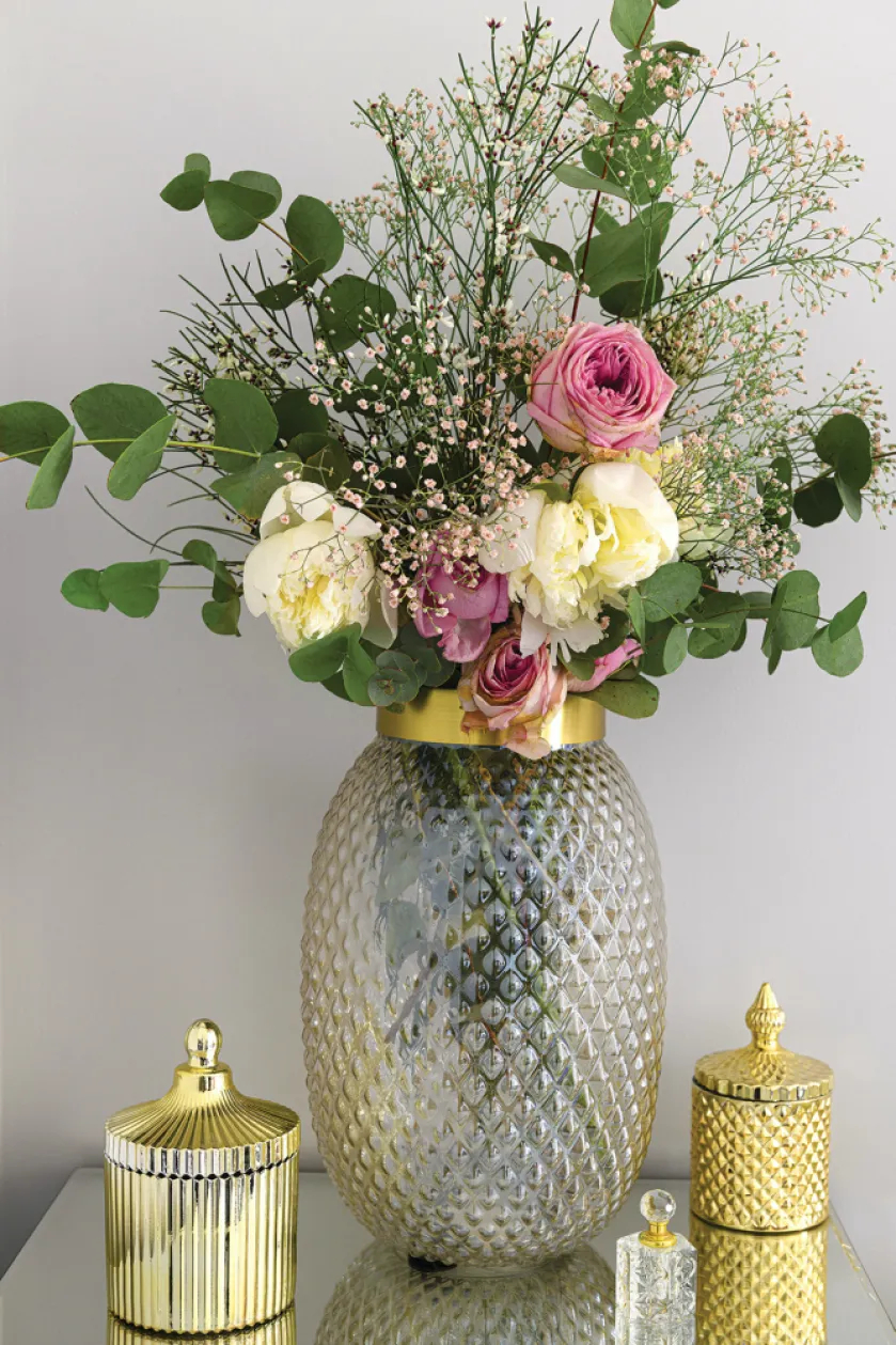 złote dodatki do salonu