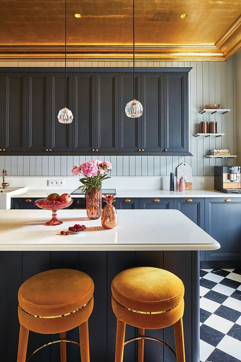 złoty sufit w kuchni