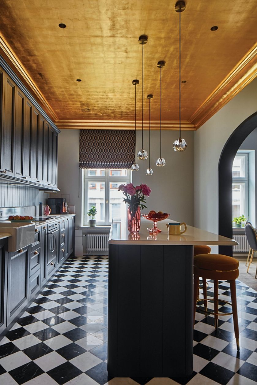 sufit dekorowany płatkami złota w kuchni