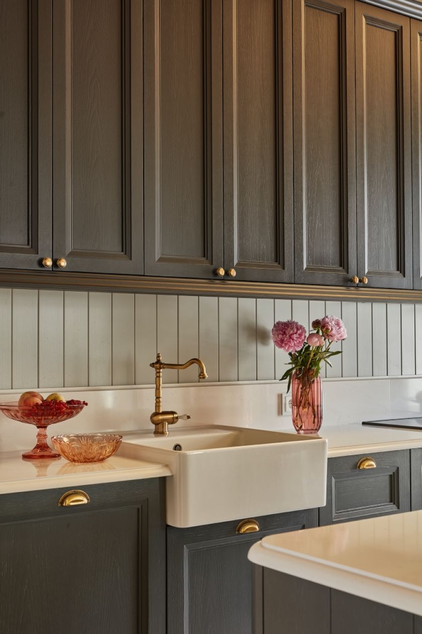 zlew farmerski w eleganckiej kuchni