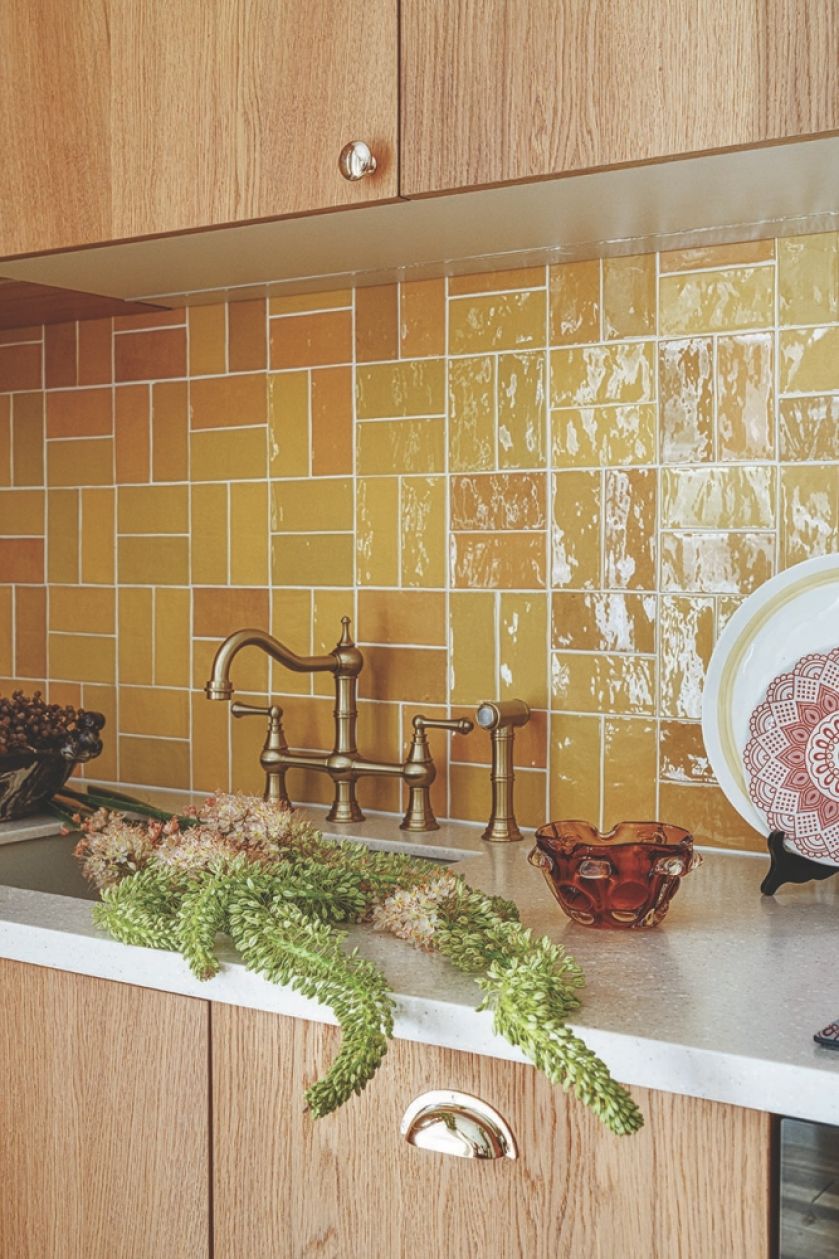 żółte kafelki w kuchni