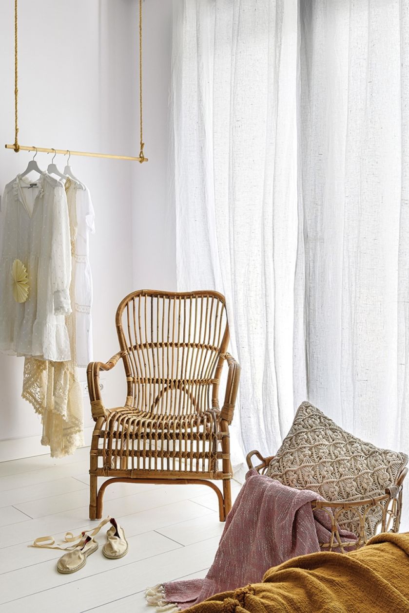 biała sypialnia z wiklinowymi dodatkami