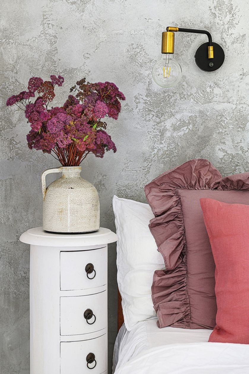 szara strukturalna ściana w sypialni